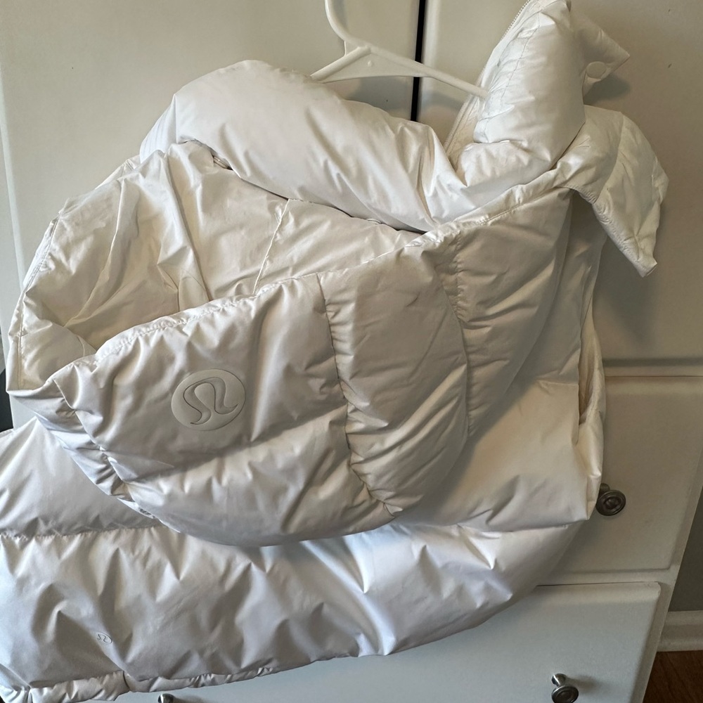 Lululemon Wunder Puff Super-Cropped Vest
White